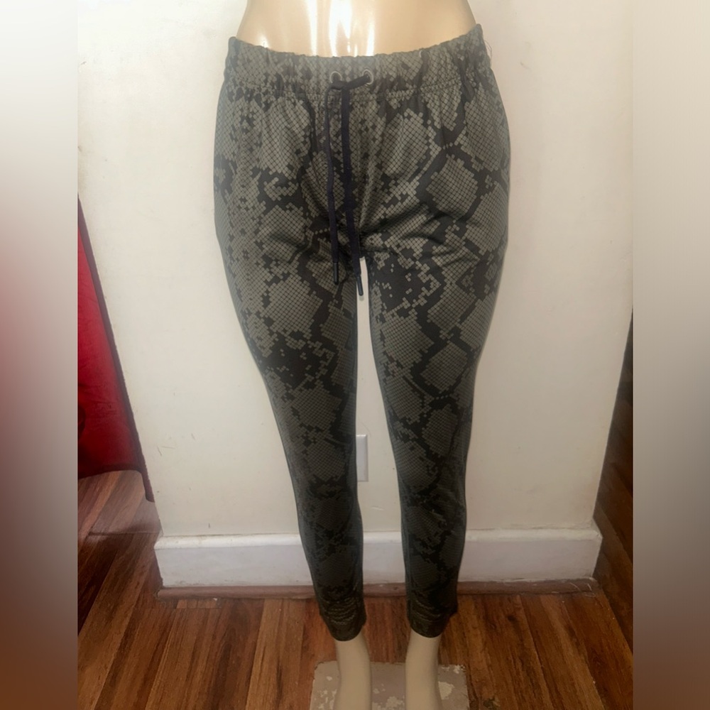 Lululemon olive green snake skin pattern joggers size 4
